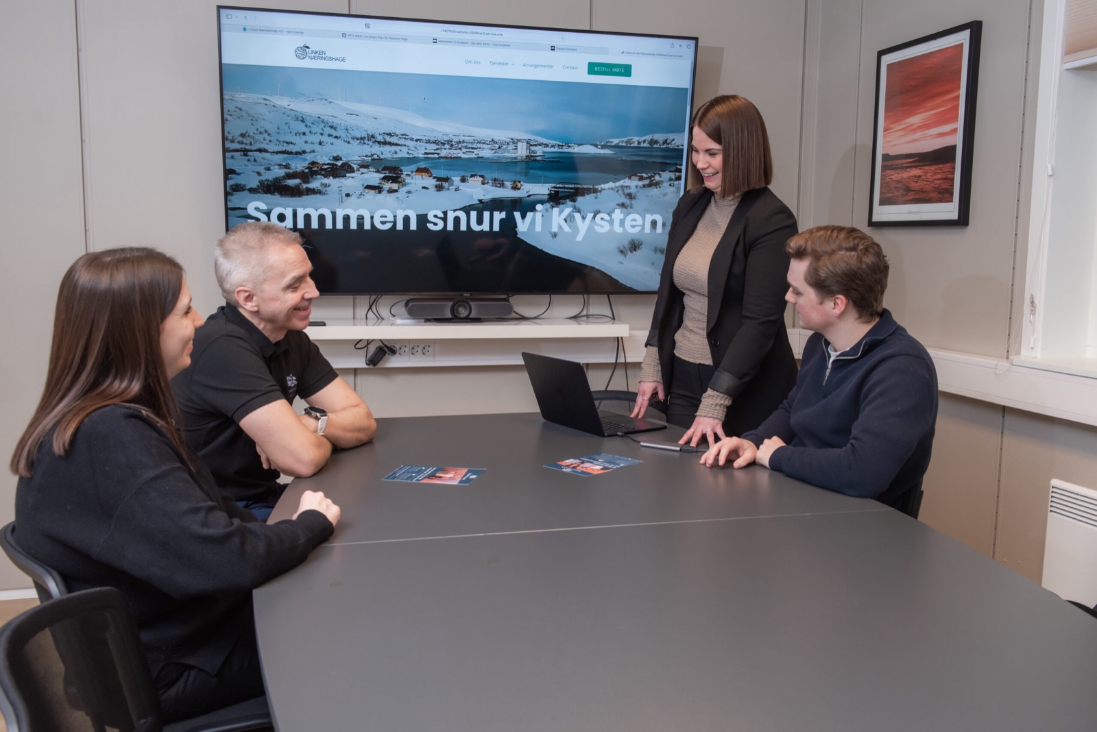 Linken-teamet samlet rundt et møtebord foran en skjerm