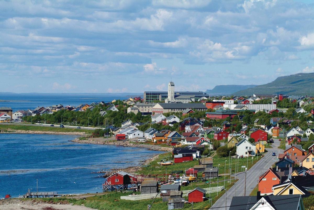 Vadsø by med fargerike hus ved sjøen